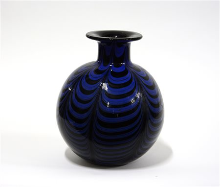 Manifattura di Murano Vaso bulbiforme in vetro soffiato pesante nero a decoro...