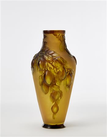 Gallé Vaso in vetro cammeo soffiato in stampo con decori vegetali a rilievo...