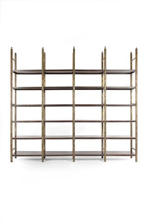 Libreria a giorno con montanti in ottone lucidato simulante il bamboo e...