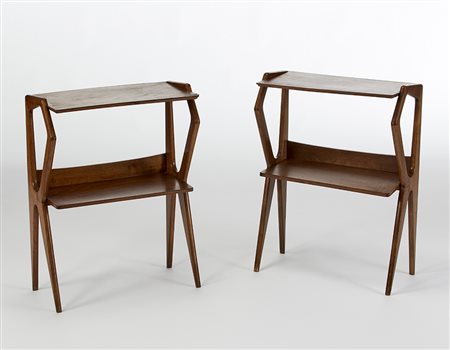 Coppia di etagere in legno di noce massello bordato e impiallacciato. Italia,...