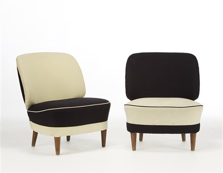 Coppia di poltroncine da camera imbottite con struttura in legno di noce...