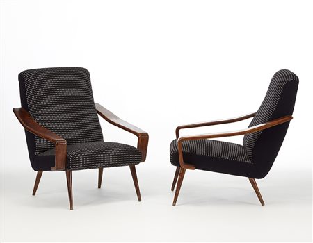 Coppia di poltrone imbottite con struttura in legno di noce massello e...