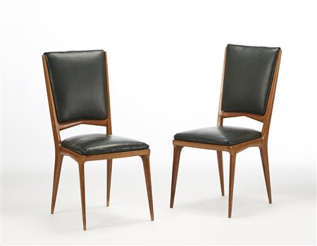 Coppia di sedie in legno massello con seduta e schienale imbottiti rivestiti...