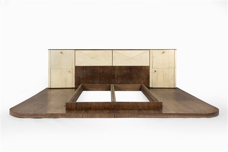 Letto matrimoniale a pedana. Italia, anni '40. Impiallacciato, bordato e...