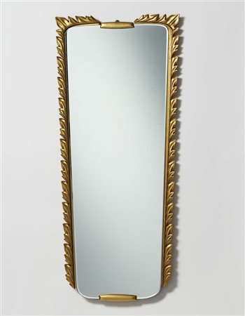 Specchiera in legno intagliato a foglie d'acanto dorate. Esecuzione italiana....