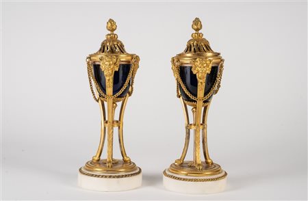 MANIFATTURA FRANCESE DEL XIX SECOLO Coppia di coppette in bronzo dorato e...