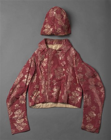 MANIFATTURA VENETA DEL XIX SECOLO Livrea in broccato con cappello. . Cm 41,00...