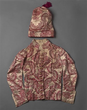 MANIFATTURA VENETA DEL XIX SECOLO Livrea in broccato con cappello. . Cm 38,00...