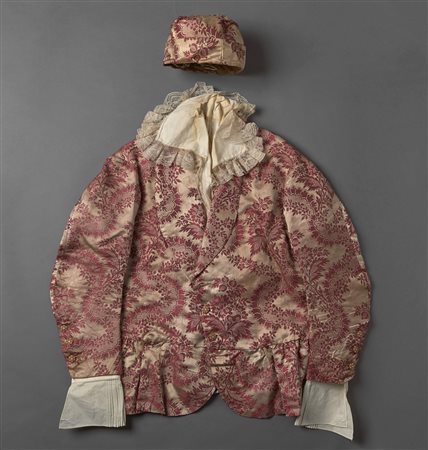 MANIFATTURA VENETA DEL XIX SECOLO Livrea in broccato e cappello. . Cm 56,00 x...