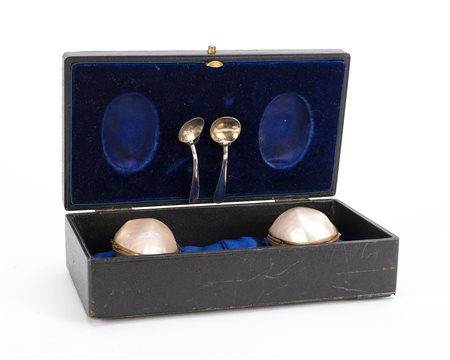 MANIFATTURA DEL XIX SECOLO Coppia di contenitori in madreperla . . Cm 19,00 x...