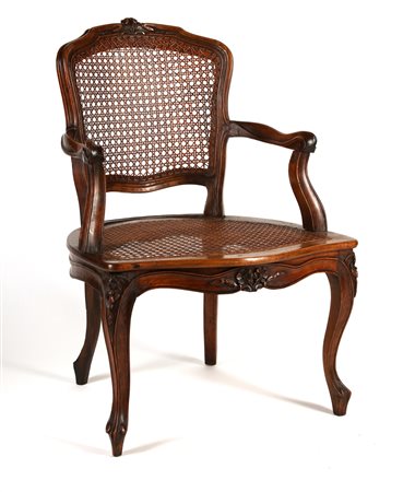 MANIFATTURA VENETA DEL XVIII SECOLO Poltrona in legno di noce, gambe mosse,...
