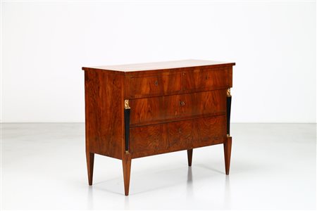 MANIFATTURA FRANCESE DEL XIX SECOLO Cassettone a due cassetti più due...