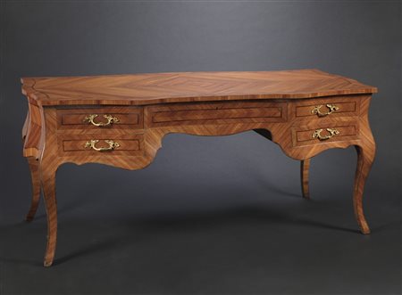 MANIFATTURA ITALIANA Scrivania da centro in stile Luigi XV interamente...