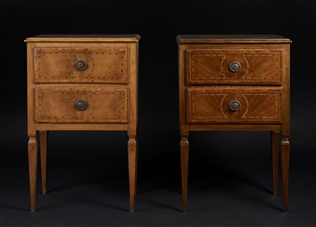 MANIFATTURA LOMBARDA DEL XVIII SECOLO Coppia di comodini Luigi XVI in legno e...