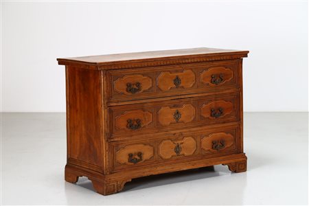 MANIFATTURA VENETA DEL XVII SECOLO Cassettone in legno di noce a tre cassetti...