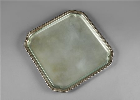 MANIFATTURA ITALIANA DEL XX SECOLO Vassoio in argento. . Cm 27,50. Punzoni...