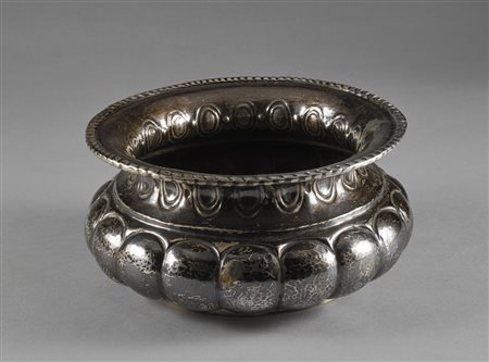 ARGENTIERE ITALIANO DEL XX SECOLO Contenitore in argento sbalzato. . Cm 19,00...