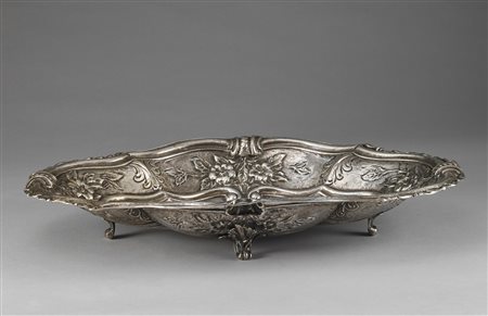 ARGENTIERE ITALIANO DEL XX SECOLO Vassoio in argento sbalzato e cesellato.. ....