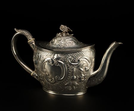 ARGENTIERE INGLESE DEL XIX SECOLO Teiera in argento sbalzato e inciso a...