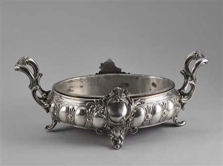 ARGENTIERE ITALIANO DEL XX SECOLO Contenitore in argento sbalzato e...