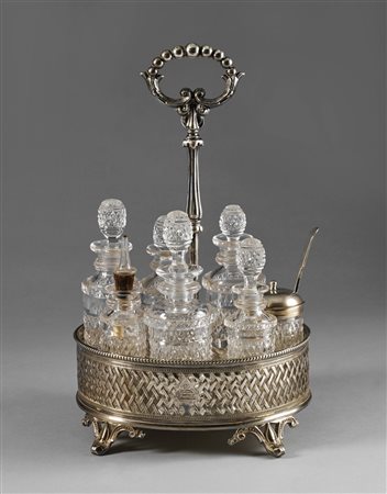 ARGENTIERE INGLESE DEL XX SECOLO Oliera in argento con ampolle in cristallo....