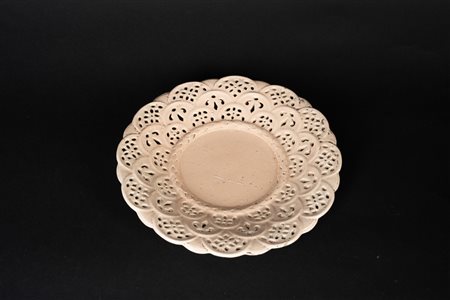 MANIFATTURA VENETA DEL XIX SECOLO Piattino in terraglia traforata. . Cm...