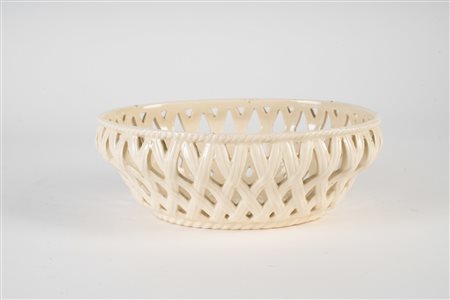 MANIFATTURA VENETA DEL XIX SECOLO Contenitore in terraglia traforata. . Cm...