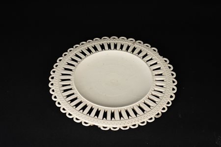 MANIFATTURA VENETA DEL XIX SECOLO Cofanetto in terraglia e piatto. . Cm...