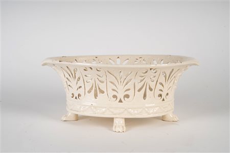 MANIFATTURA VENETA DEL XIX SECOLO Contenitore in terraglia traforata. . Cm...