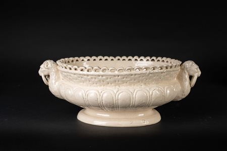 MANIFATTURA VENETA DEL XIX SECOLO Fruttiera in terraglia con manici leonini....