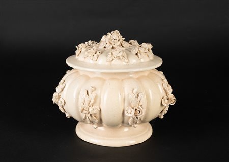 MANIFATTURA VENETA DEL XIX SECOLO Zuppiera in terraglia baccellata con...