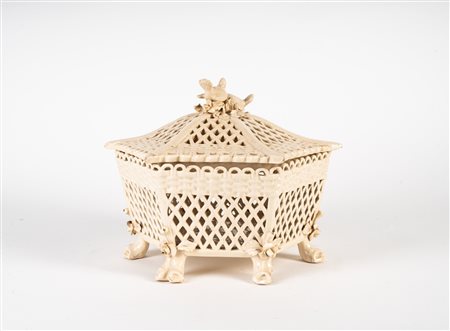 MANIFATTURA VENETA DEL XIX SECOLO Cofanetto esagonale in terraglia traforata,...