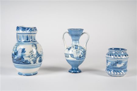 MANIFATTURA LIGURE DEL XVIII SECOLO Gruppo di tre oggetti in ceramica bianco...