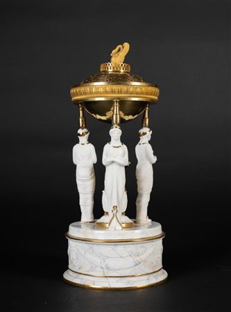 MANIFATTURA FRANCESE DEL XIX SECOLO Tempietto con cariatidi parzialmente...