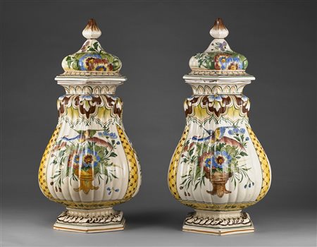 MANIFATTURA VENETA DEL XIX SECOLO Coppia di vasi in maiolica dipinta a motivi...