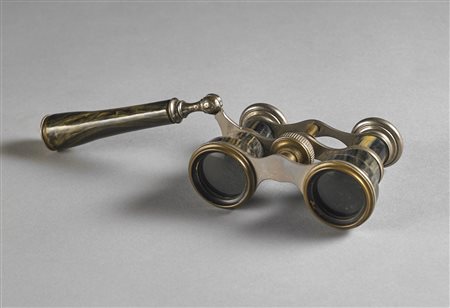 MANIFATTURA VENETA DEL XIX SECOLO Coppia di binocoli da teatro in metallo e...