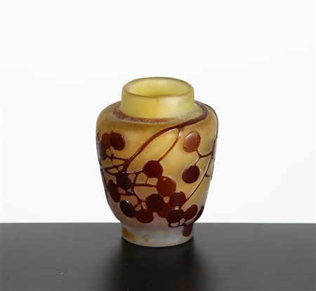 GALLE' Vasetto ovoidale in vetro doppio decoro di Grataeghus e foglie nei...