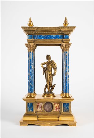 MANIFATTURA ITALIANA DEL XIX SECOLO Tempietto in bronzo dorato, al centro...
