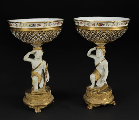 FRANCIA, PERIODO DELL'IMPERO Coppia di alzate in biscuit parzialmente dorato...