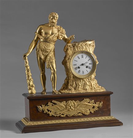 MANIFATTURA FRANCESE DEL XIX SECOLO Pendola da tavolo con figura di Ercole in...