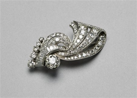 Clip in oro bianco gr 14,7 con diamanti di taglio misto per cts 4,5 circa. ....