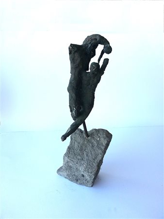 Bea Petri Atleti Scultura in bronzo su base in pietra cm 55x20x25