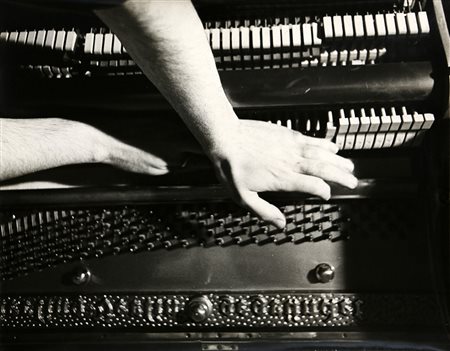 GIUSEPPE CHIARI 1926 - 2007 Gesti sul piano, 1973 Fotografia b/n, cm. 30,5 x...