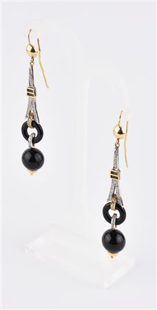 PAIO DI ORECCHINI PENDENTI IN ORO A BASSO TITOLO, ONICE E DIAMANTI realizzati...