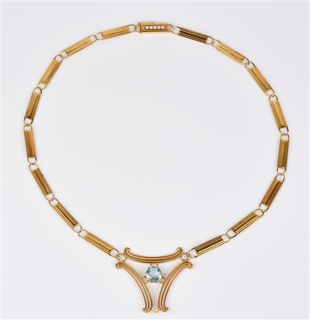 COLLANA IN ORO GIALLO, ACQUAMARINA E DIAMANTI ad una linea di segmenti a...