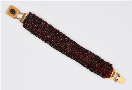 BRACCIALE IN STOFFA, GRANATI ED ORO A BASSO TITOLO modellato come un nastro a...