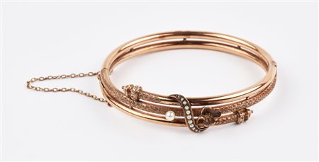 BRACCIALE RIGIDO E SPILLA IN ORO A BASSO TITOLO MICROPERLE E PASTE il...