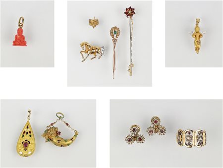 LOTTO COMPOSTO DI PAIO DI ORECCHINI, ANELLO, QUATTRO SPILLE E QUATTRO...