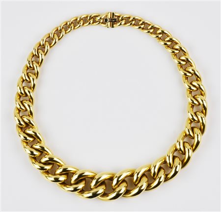 COLLANA IN ORO GIALLO Realizzata ad una fila di maglie groumette poste in...