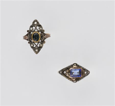 DUE ANELLI IN ARGENTO, ORO, ZAFFIRI E DIAMANTI uno con montatura bombata in...